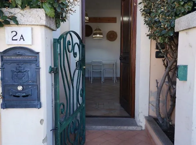 Hommy Lab - Stylish And Modern With Super Kitchen, Separate Entrance, Free Parking Apartment