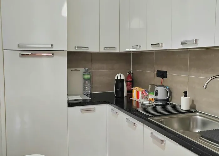 Hommy Lab - Stylish And Modern With Super Kitchen, Separate Entrance, Free Parking Apartment *