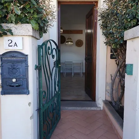 Hommy Lab - Stylish And Modern With Super Kitchen, Separate Entrance, Free Parking Apartment